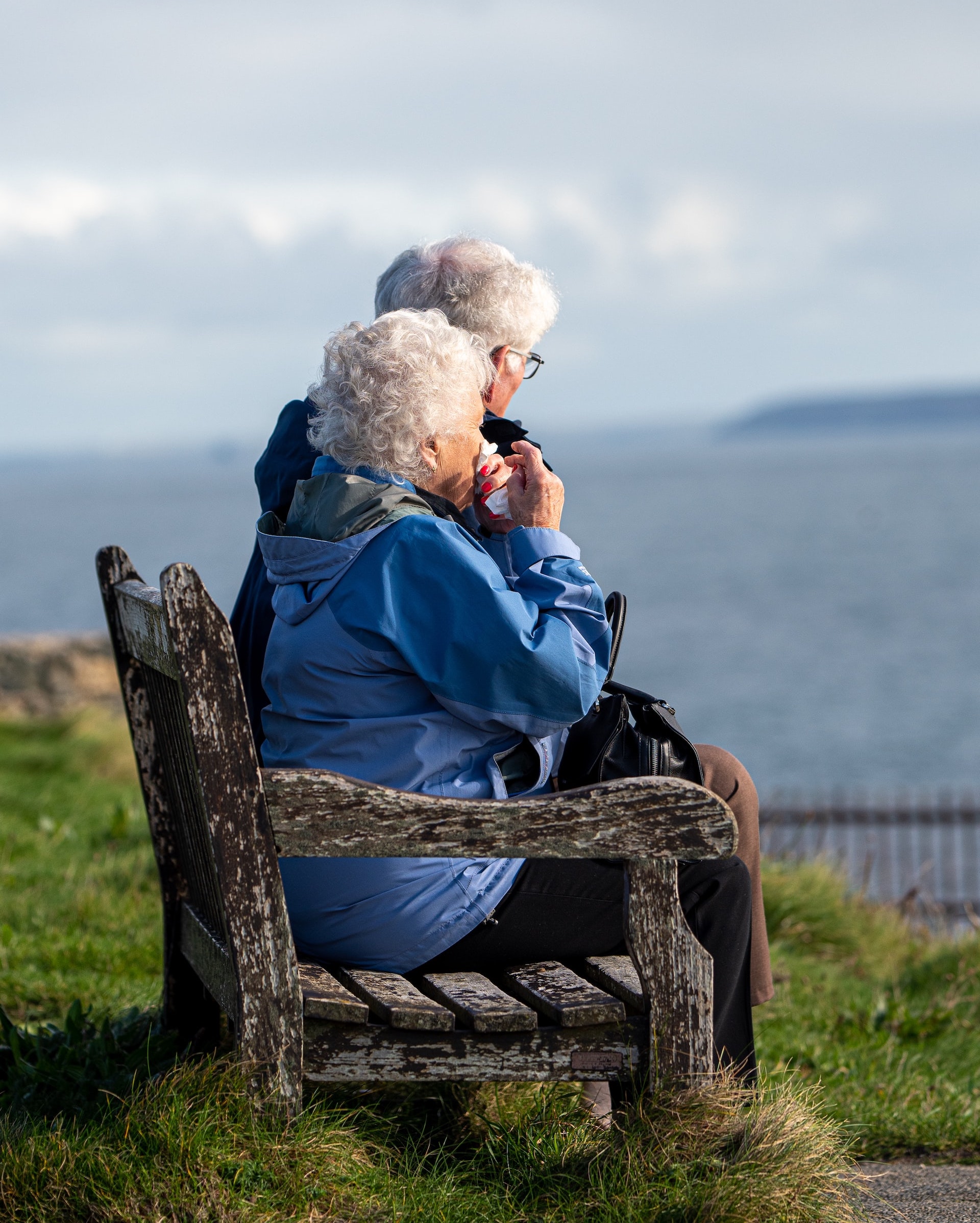 Matrimonio mayor sentados en un banco